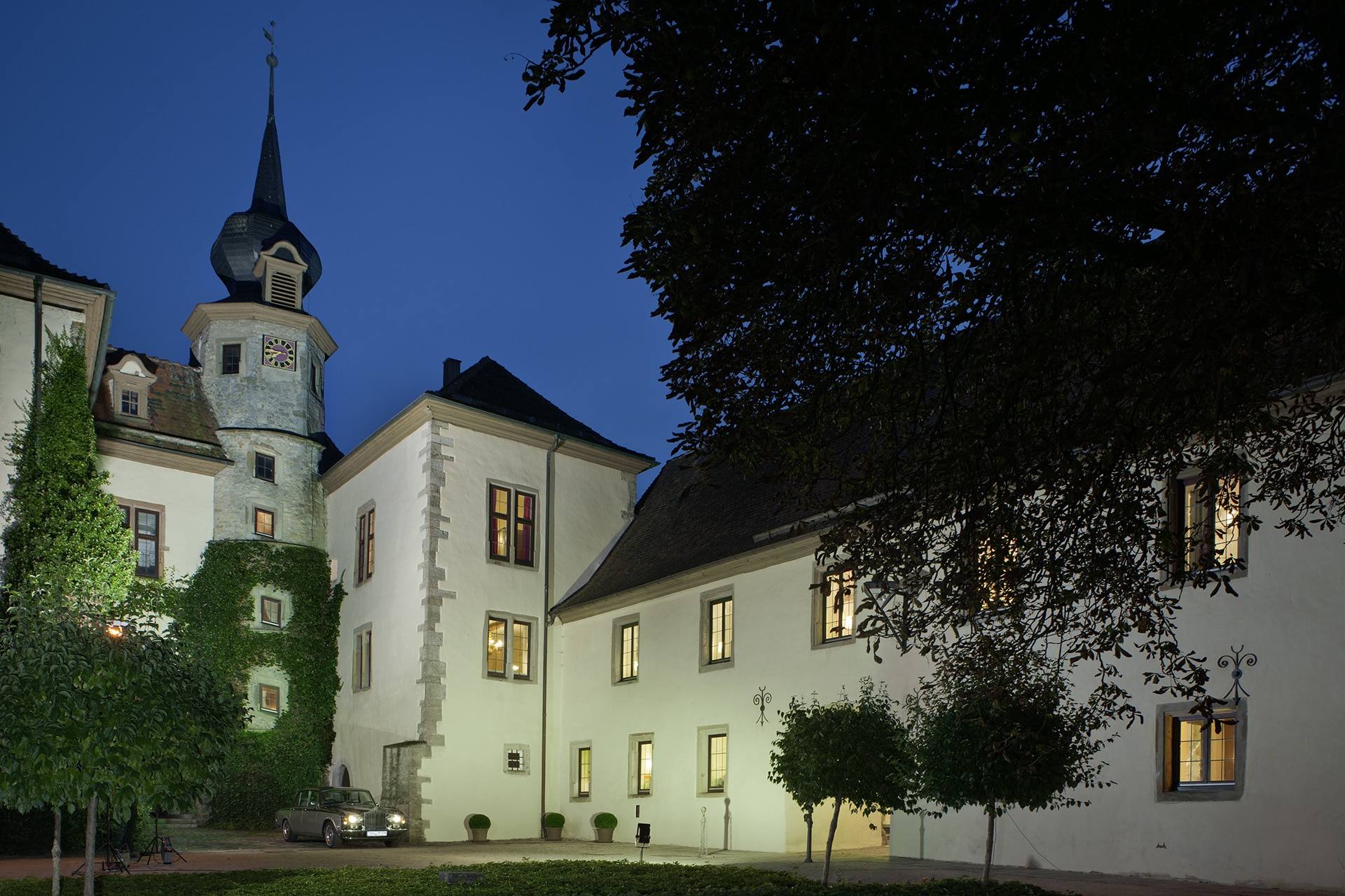 Zahnarztpraxis im Schloss in Schrozberg - Außenansicht (Bild: Studio Tümmers)